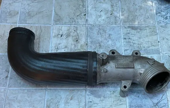 Volvo S60 Intercooler pipe mounting bracket 08631538