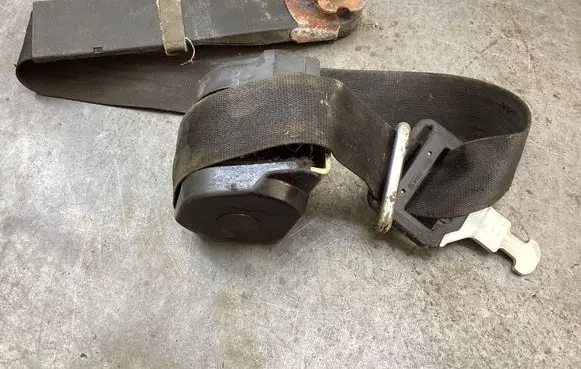 Mercedes-Benz W123 Front seatbelt 08253 00610877