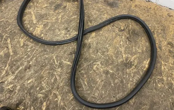 Rear door rubber seal (on body)