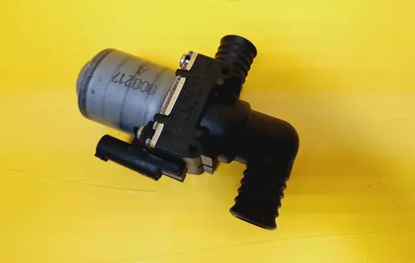 BMW 5 E39 Coolant heater control valve 8363805 1147412117
