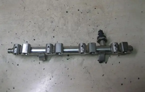 KIA Ceed Fuel distributor 353502B110 VD5598