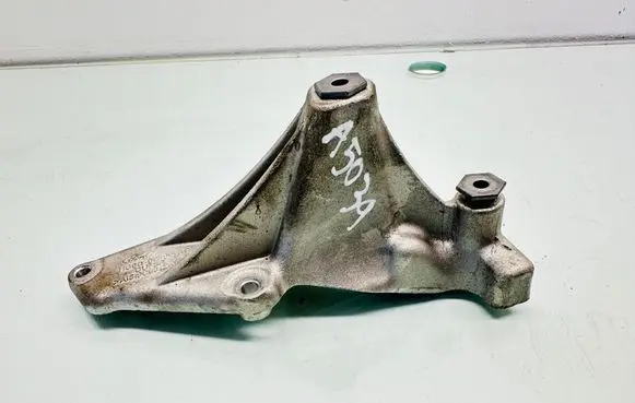 Engine mounting bracket