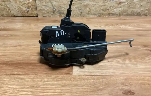 Opel Insignia A Front door lock 13503801