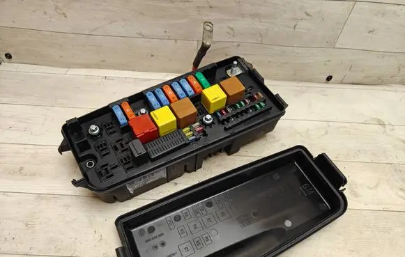 Opel Vectra C Fuse module 13144708