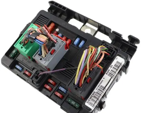 Peugeot 206 Fuse module 9650618480 U118470003K 557318349