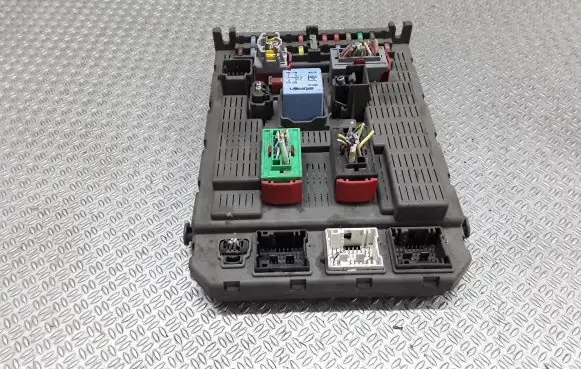 Peugeot 807 Fuse module 9651938180