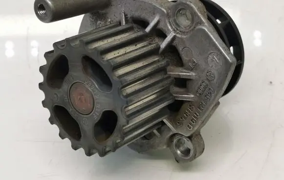 Volkswagen Golf V Water pump 045121019D SH953 038121031F