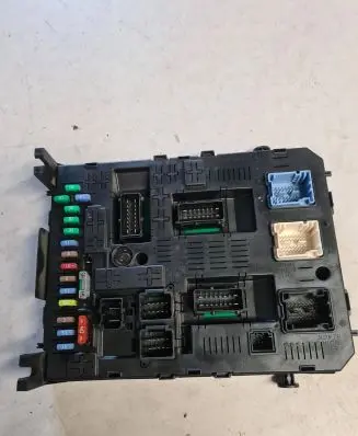 Peugeot 308 SW Fuse module 966405918002 281208364 281192496D