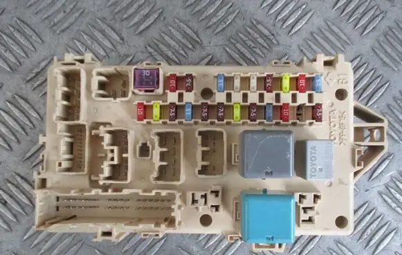 Toyota Corolla Verso AR10 Fuse box set 892210F010