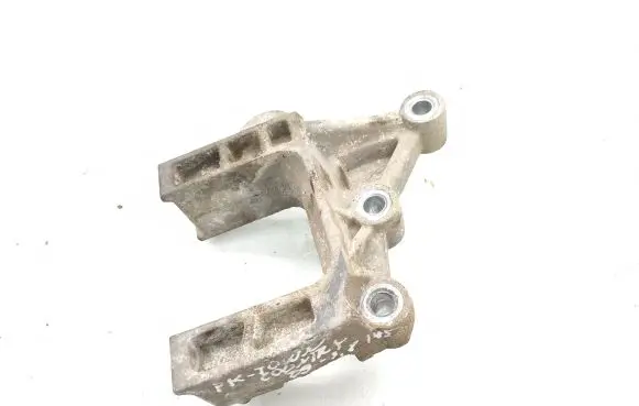 Chrysler Town & Country V Engine mounting bracket