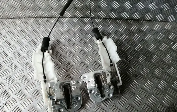 Mazda 5 Sliding door lock 