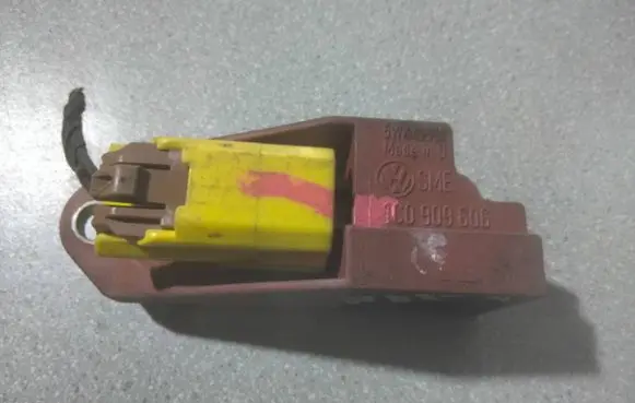 Volkswagen Golf IV Airbag deployment crash/impact sensor 1C0909606 5WK42897