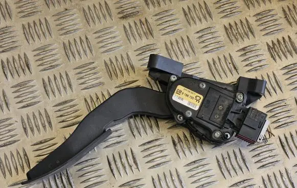 Opel Signum Accelerator throttle pedal 6PV00832201 6PV008322-01 9186725
