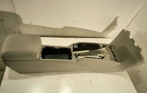 Volvo V50 Center console 30755349