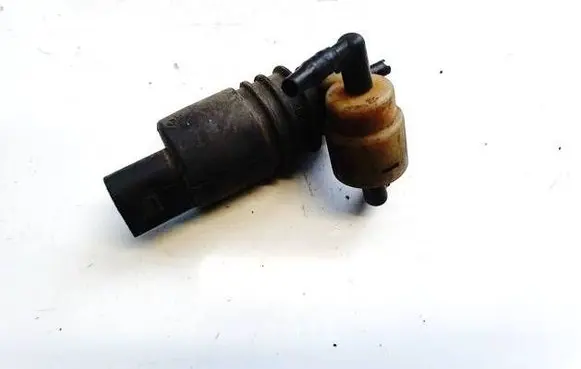 Volkswagen PASSAT B5 Windscreen/windshield washer pump