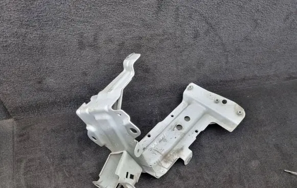 Fender mounting bracket