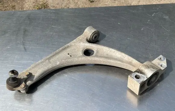 Volkswagen PASSAT B6 Front lower control arm/wishbone 3C0407153B