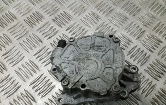 Volkswagen Golf VI Vacuum pump 03L145100
