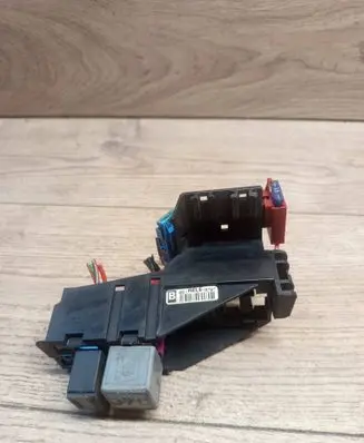 Audi A4 S4 B7 8E 8H Relay mounting block 8E1937503B