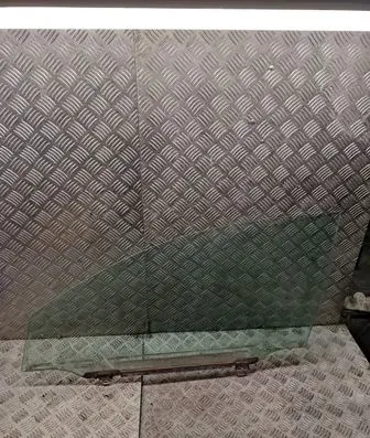 Toyota Avensis T250 Front door window glass four-door