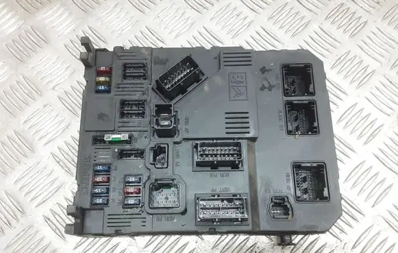 Peugeot 206 Fuse module 9646777380