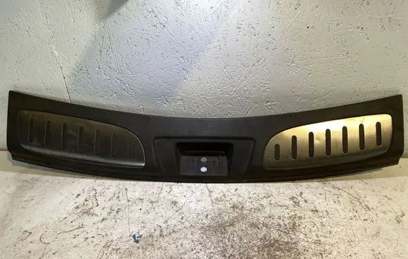 Trunk/boot sill cover protection