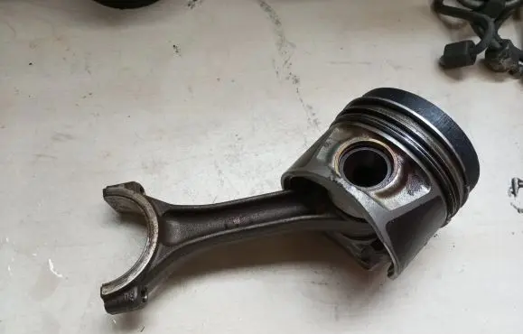 Volkswagen Amarok Piston with connecting rod