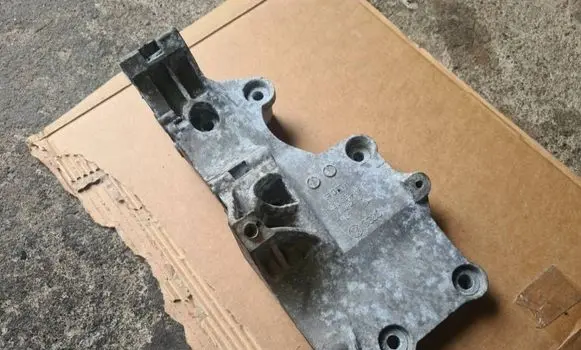 Volkswagen Touran I Generator/alternator bracket R03G903143A