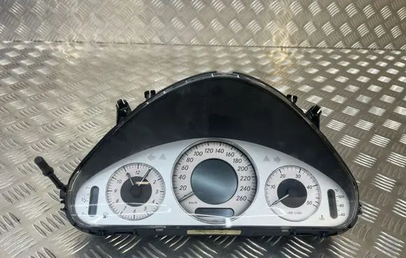 Mercedes-Benz E W211 Speedometer (instrument cluster) 110080292