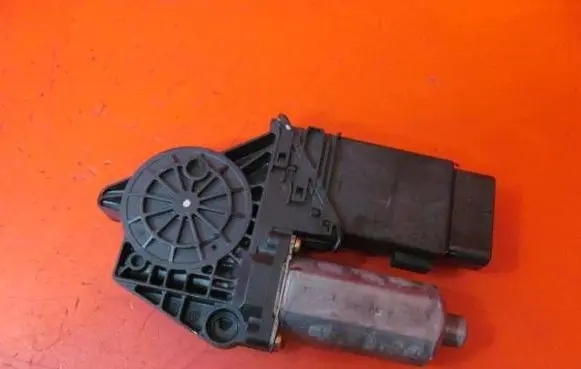 Volkswagen PASSAT B5 Front door window regulator motor 101430203