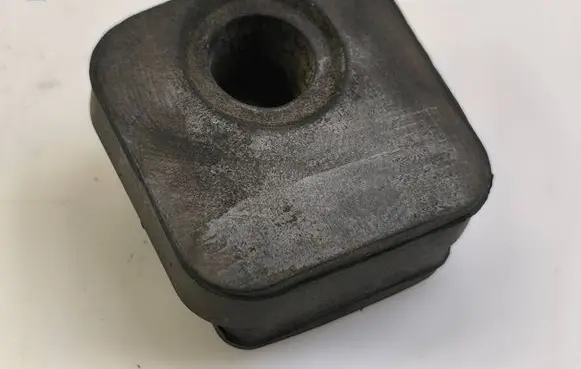 Radiator mount bracket