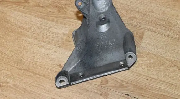 Volkswagen PASSAT B5.5 Engine mounting bracket 8D0199308AG