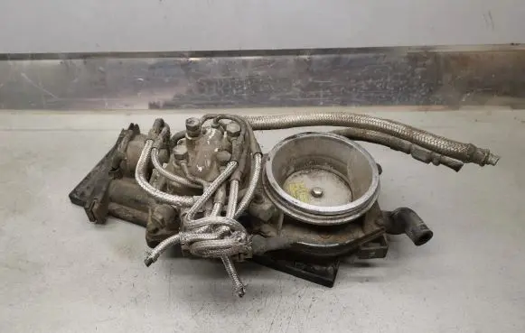 Audi 80 90 B3 Fuel distributor 0438121011 026133353 0438101005