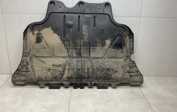 Volkswagen Golf Sportsvan Engine splash shield/under tray 5Q0825236