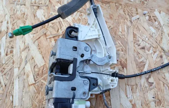 Fiat Freemont Front door lock P04589916AD