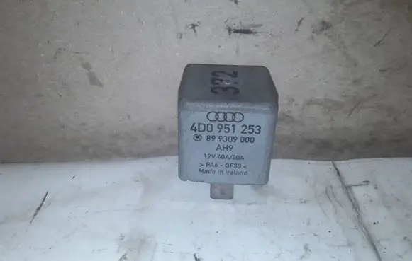 Audi A8 S8 D2 4D Fuel pump relay 4D0951253