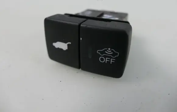 Honda CR-V Tailgate/trunk/boot open switch M50786