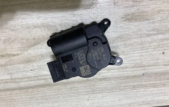 Audi Q3 F3 Air flap motor/actuator 2Q0907511F