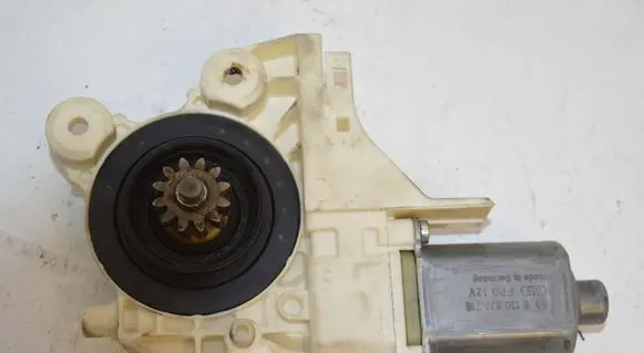 Ford Focus Front door window regulator motor 4M5T14553