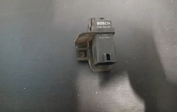 Volvo V70 Glow plug pre-heat relay 0281003037