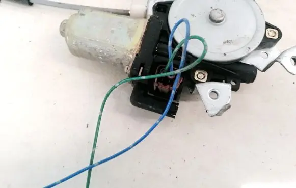 Nissan X-Trail T30 Front door window regulator motor 10605
