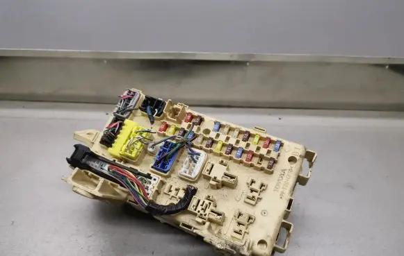 Toyota Avensis T250 Fuse module 8264105070