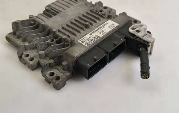 Ford Fiesta Engine control unit/module 8V2112A650EB J38AC 5WS40584B
