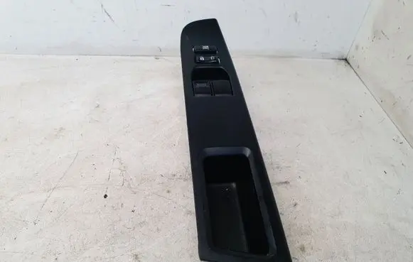 Toyota Yaris Electric window control switch 742320D680