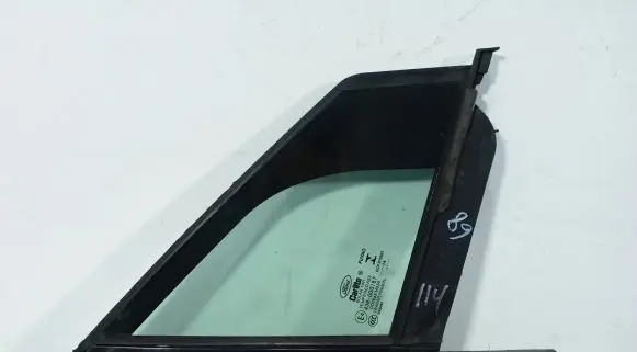 Ford Fusion Front door window glass four-door