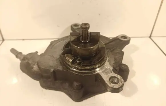 Toyota Avensis T250 Vacuum pump 11050639