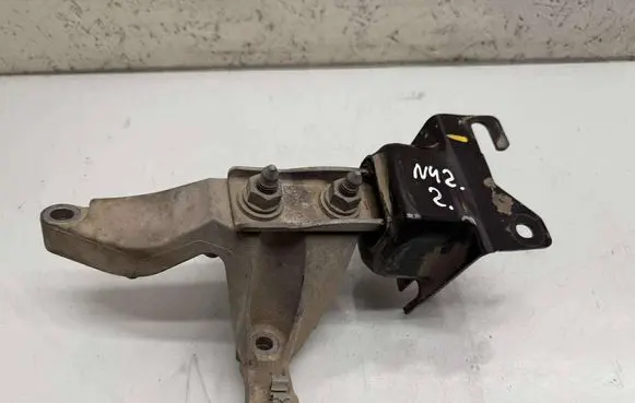 Engine mount bracket