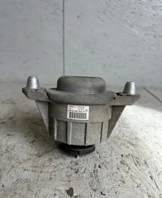 Mercedes-Benz CLS C218 X218 Engine mount bracket A2182400000