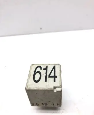Audi A5 8T 8F Fuel pump relay 8E0951253 851218751