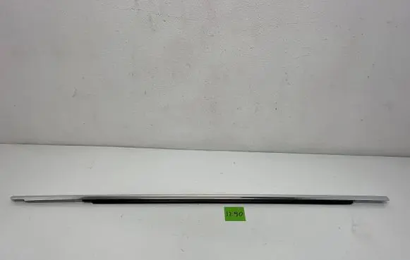 Jaguar I-Pace Door glass trim T4K8716